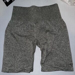 •NVGTN SHORTS
•Scrunch butt
•Army Green color 
•Size Small